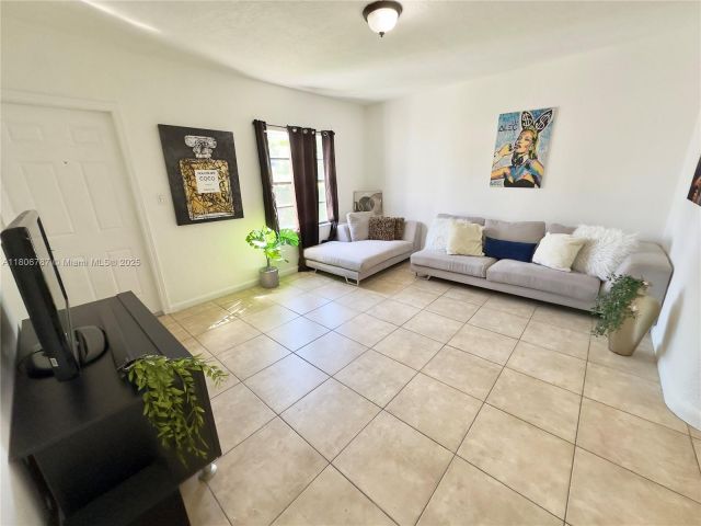 Продажа дома по адресу 301 NW 37th St - фото 6054118