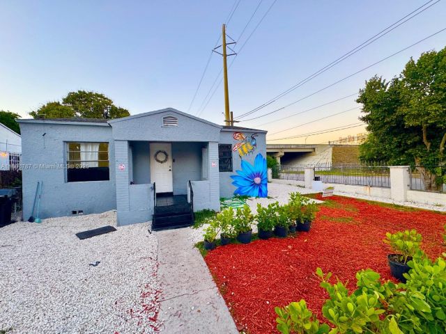 Продажа дома по адресу 301 NW 37th St - фото 6054119