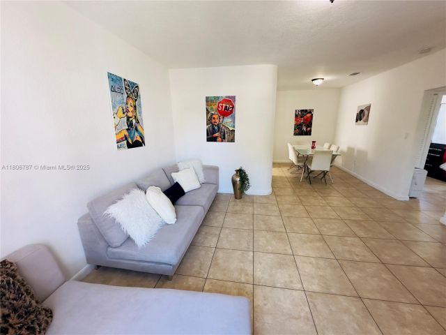 Продажа дома по адресу 301 NW 37th St - фото 6091866