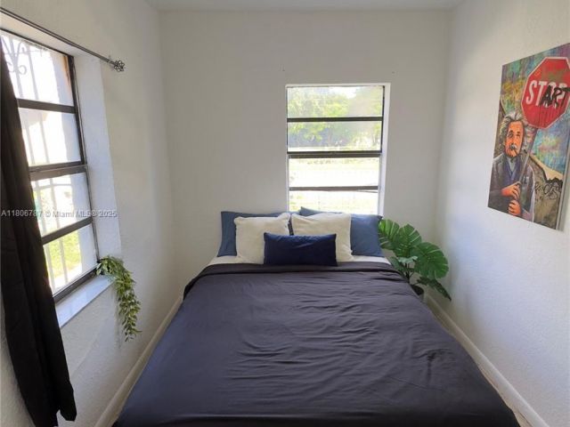 Продажа дома по адресу 301 NW 37th St - фото 6091867