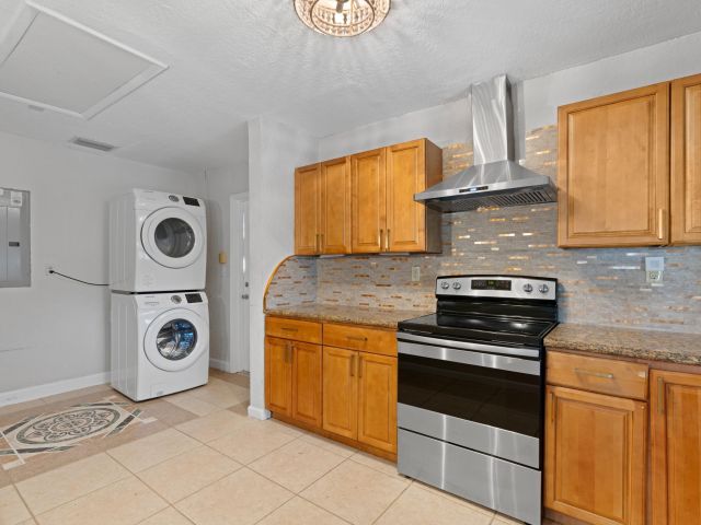 Продажа дома по адресу 2650 NE 22nd Street - фото 6524604