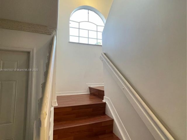 Дом в аренду по адресу 10819 NW 51st Ln - фото 6064998