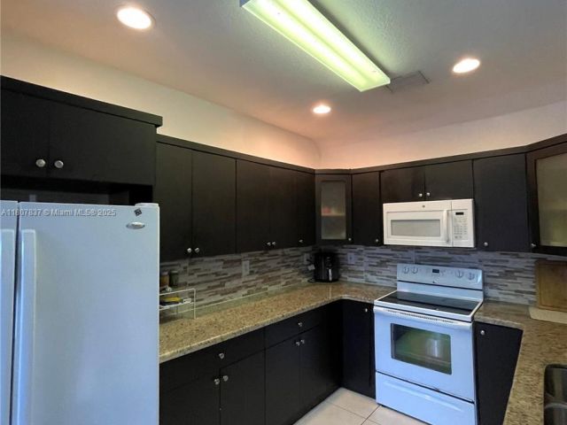 Дом в аренду по адресу 10819 NW 51st Ln - фото 6064999