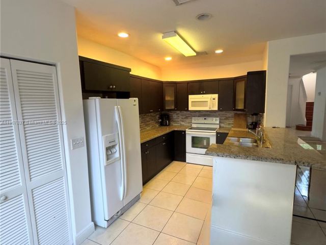 Дом в аренду по адресу 10819 NW 51st Ln - фото 6065000