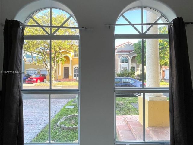 Дом в аренду по адресу 10819 NW 51st Ln - фото 6065001