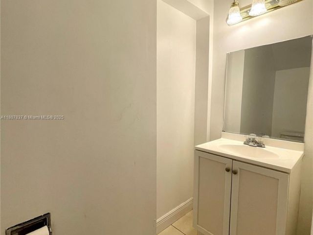 Дом в аренду по адресу 10819 NW 51st Ln - фото 6065002