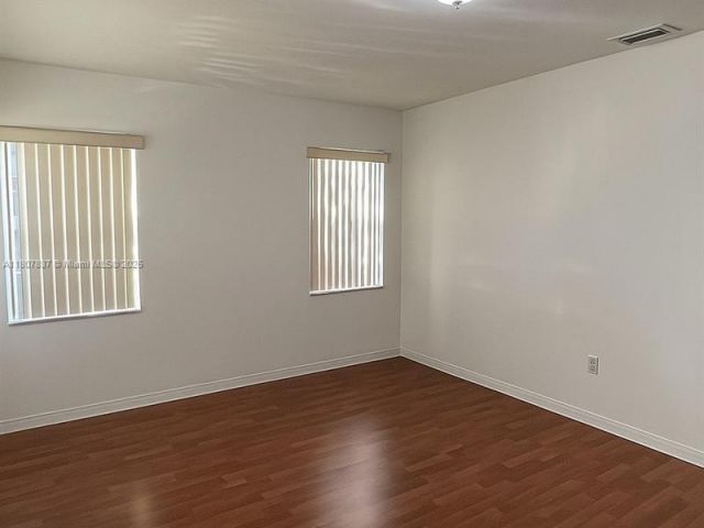 Дом в аренду по адресу 10819 NW 51st Ln - фото 6134792