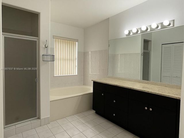 Дом в аренду по адресу 10819 NW 51st Ln - фото 6134793