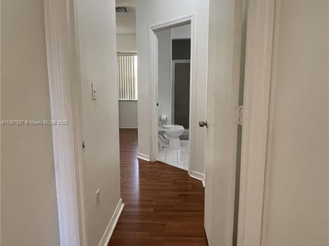 Дом в аренду по адресу 10819 NW 51st Ln - фото 6134794