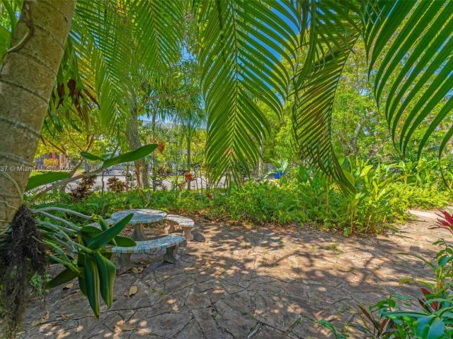 Продажа дома по адресу 1895 SW 25th St - фото 6119153