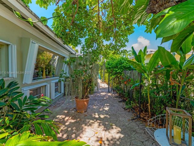 Продажа дома по адресу 1895 SW 25th St - фото 6119155