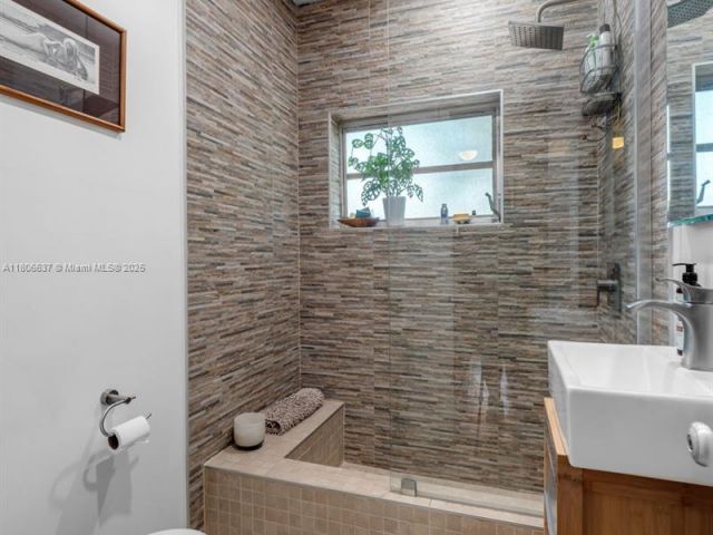 Продажа дома по адресу 1895 SW 25th St - фото 6119158