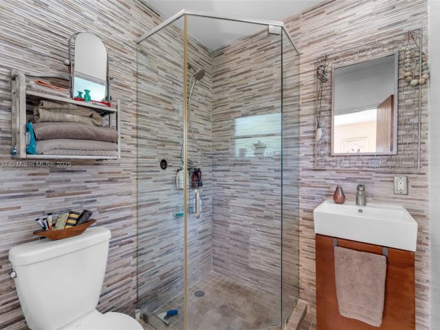 Продажа дома по адресу 1895 SW 25th St - фото 6119160