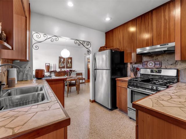 Продажа дома по адресу 1895 SW 25th St - фото 6119163