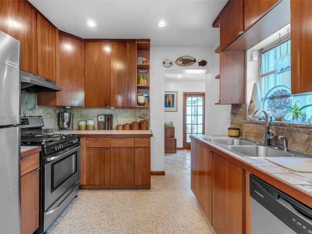 Продажа дома по адресу 1895 SW 25th St - фото 6119164