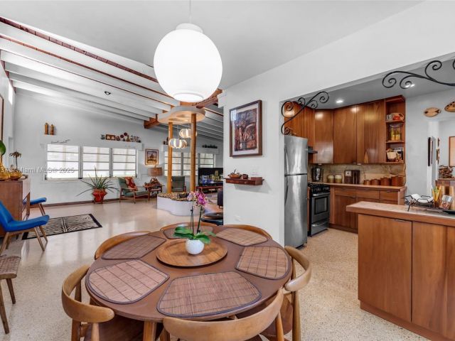 Продажа дома по адресу 1895 SW 25th St - фото 6119165