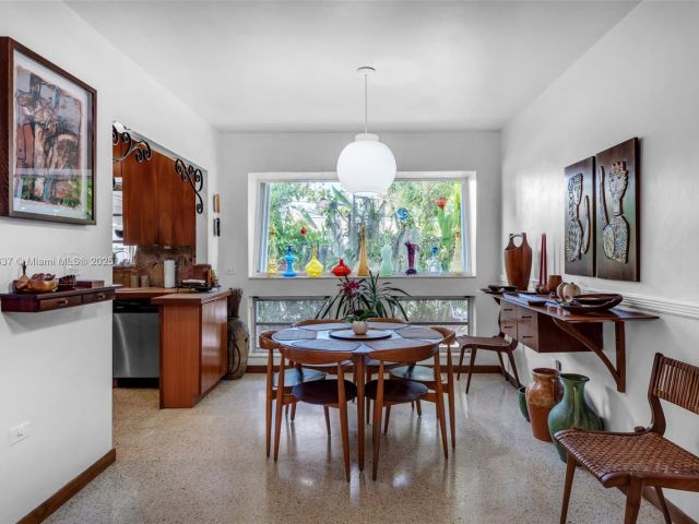 Продажа дома по адресу 1895 SW 25th St - фото 6119166