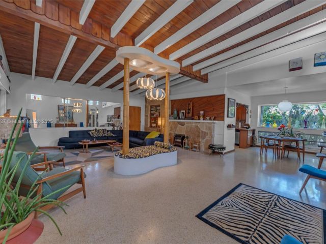 Продажа дома по адресу 1895 SW 25th St - фото 6119169