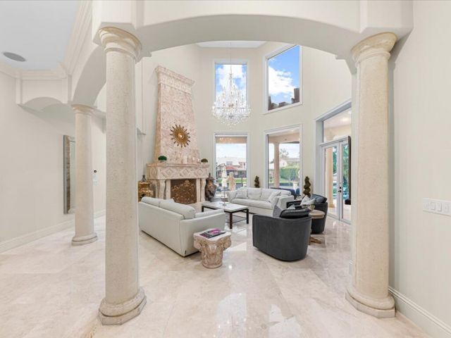 Дом в аренду по адресу 3030 NE 45th Street - фото 6581513