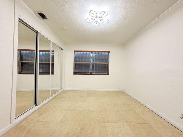 Продажа дома по адресу 1034 Almeria Road - фото 6134190