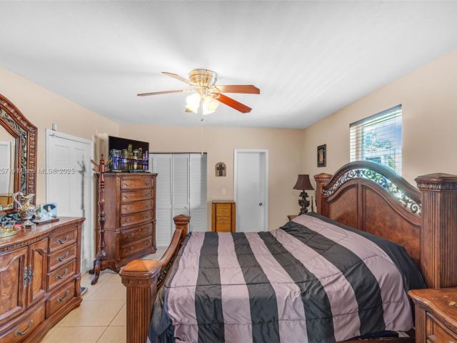 Продажа дома по адресу 1901 SW 37th Ave - фото 6066073