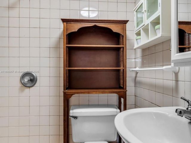 Продажа дома по адресу 1901 SW 37th Ave - фото 6066076