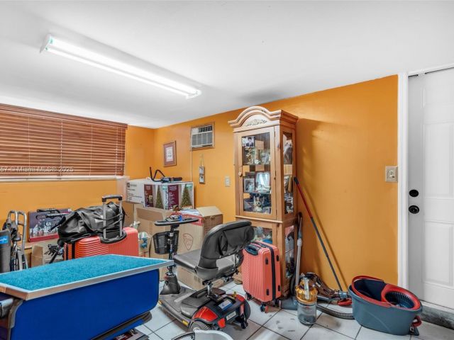 Продажа дома по адресу 1901 SW 37th Ave - фото 6066077