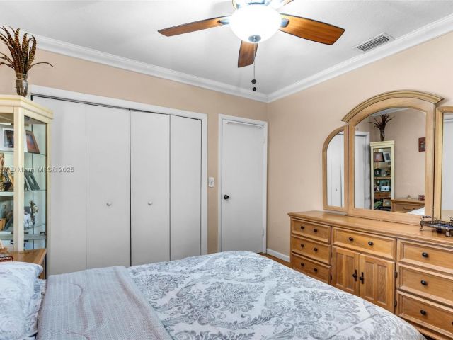 Продажа дома по адресу 1901 SW 37th Ave - фото 6066078