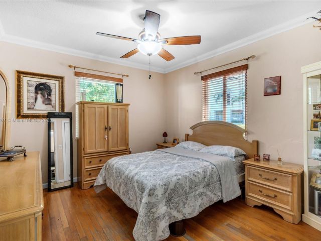 Продажа дома по адресу 1901 SW 37th Ave - фото 6066079