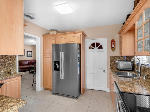 Продажа дома по адресу 1901 SW 37th Ave - фото 6066080