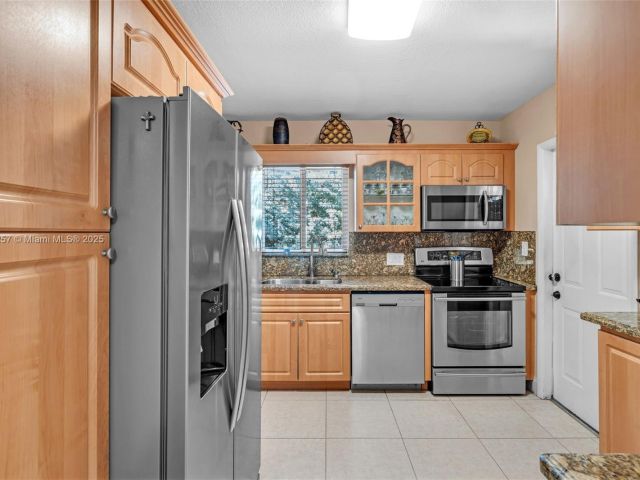 Продажа дома по адресу 1901 SW 37th Ave - фото 6066081