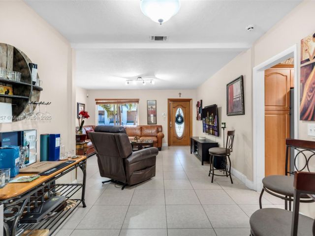 Продажа дома по адресу 1901 SW 37th Ave - фото 6066082