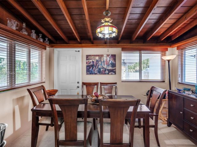 Продажа дома по адресу 1901 SW 37th Ave - фото 6066083