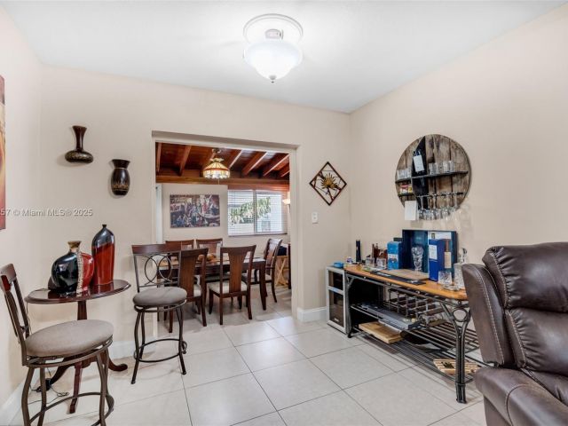 Продажа дома по адресу 1901 SW 37th Ave - фото 6066084