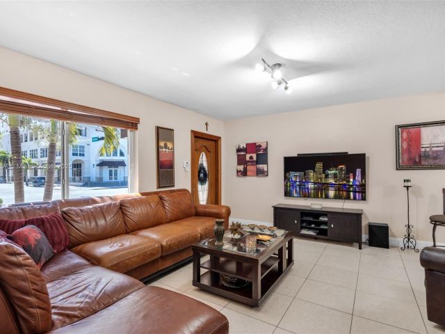 Продажа дома по адресу 1901 SW 37th Ave - фото 6066085