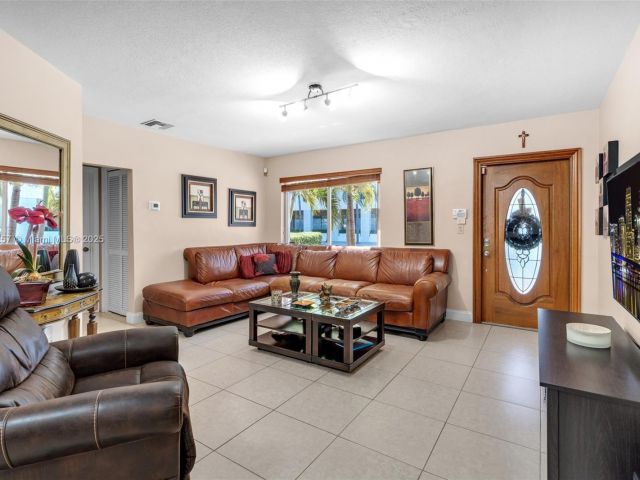 Продажа дома по адресу 1901 SW 37th Ave - фото 6066086