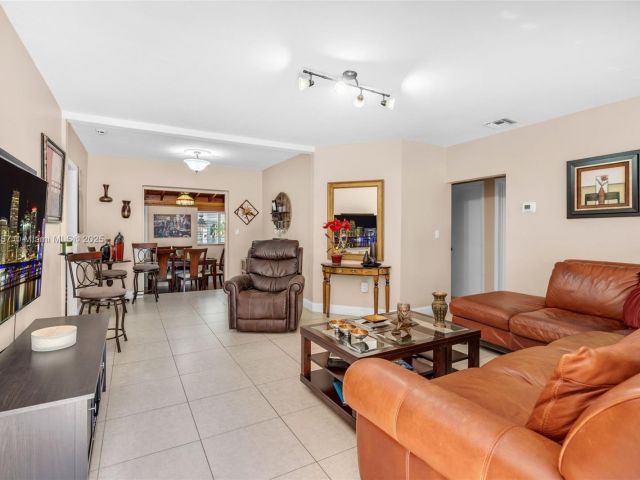 Продажа дома по адресу 1901 SW 37th Ave - фото 6066087