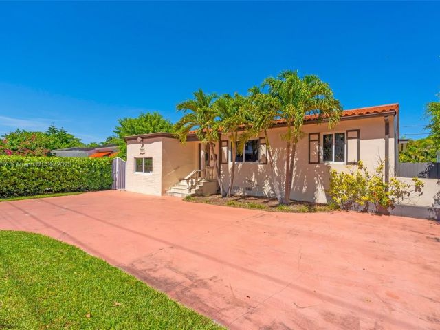 Продажа дома по адресу 1901 SW 37th Ave - фото 6066088