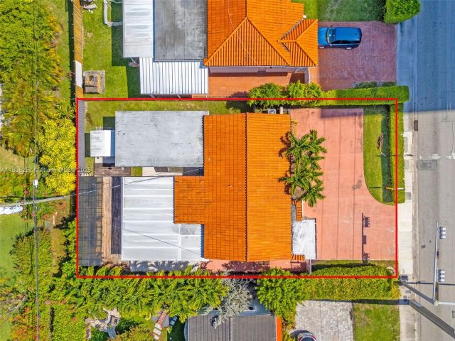 Продажа дома по адресу 1901 SW 37th Ave - фото 6066089