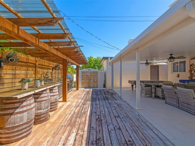 Продажа дома по адресу 1901 SW 37th Ave - фото 6066091