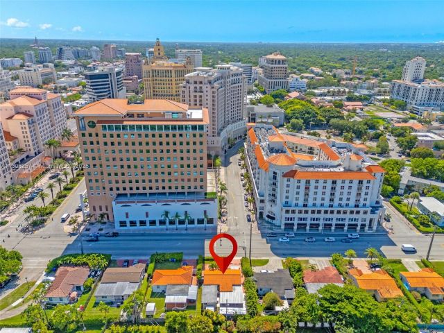 Продажа дома по адресу 1901 SW 37th Ave - фото 6066092