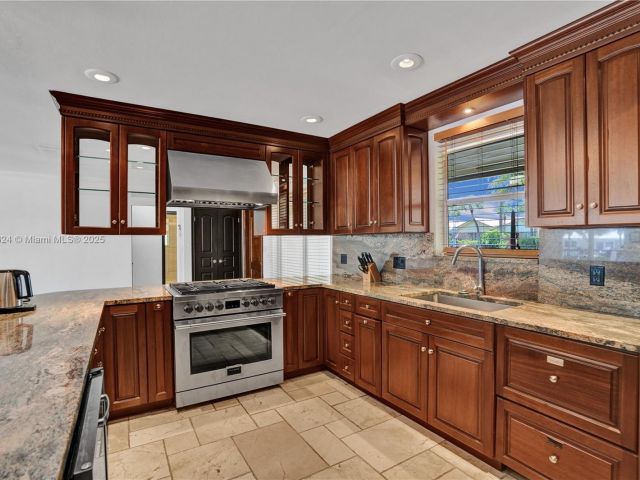 Дом в аренду по адресу 3100 NE 56th Ct - фото 6075665