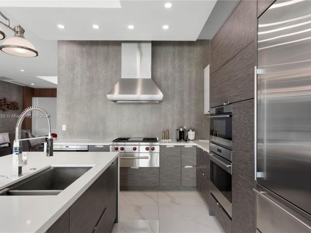 Продажа дома по адресу 12880 N Bayshore Dr - фото 6067346