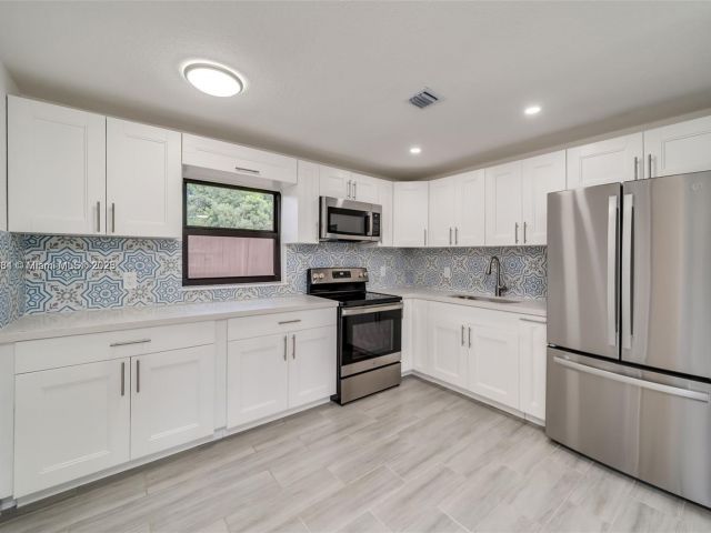 Продажа дома по адресу 2447 Fletcher St - фото 6068839