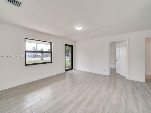 Продажа дома по адресу 2447 Fletcher St - фото 6068841