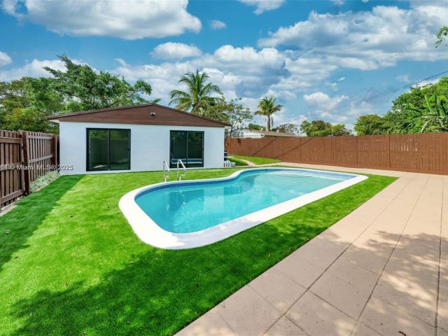 Продажа дома по адресу 2447 Fletcher St - фото 6068856