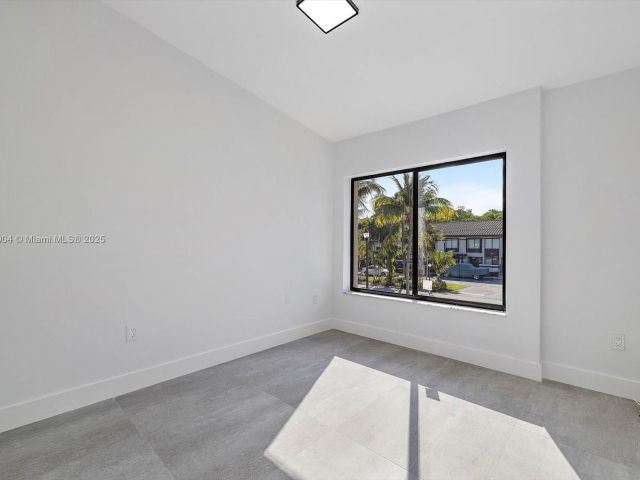 Продажа дома по адресу 16449 NE 26th Ave 16 - фото 6069656