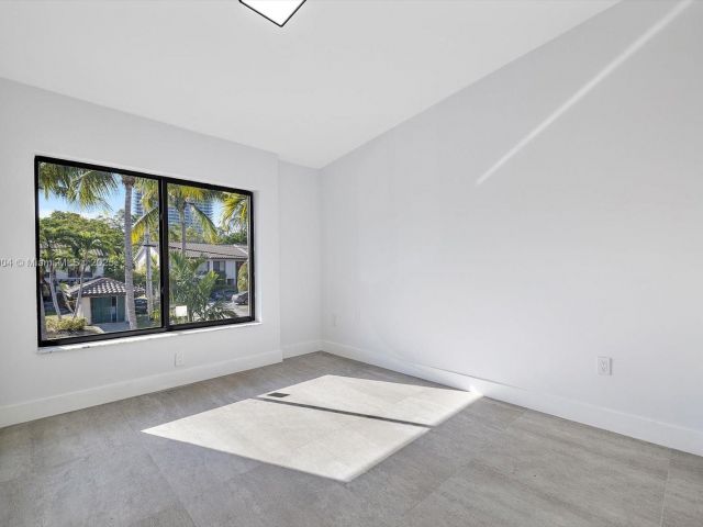 Продажа дома по адресу 16449 NE 26th Ave 16 - фото 6069657