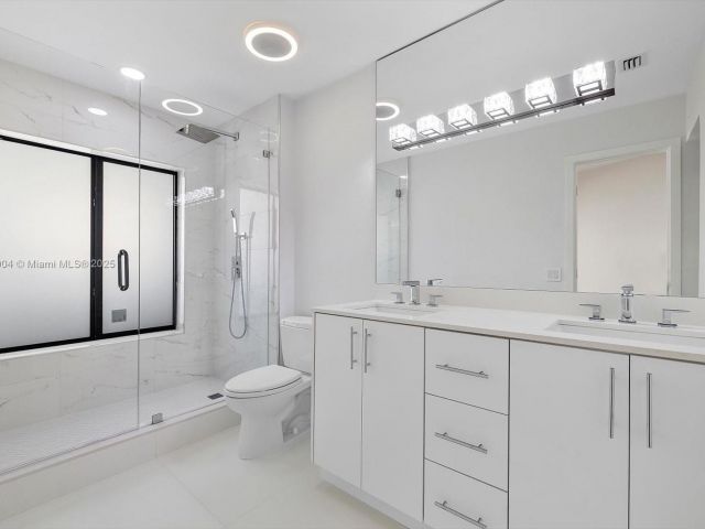 Продажа дома по адресу 16449 NE 26th Ave 16 - фото 6069659