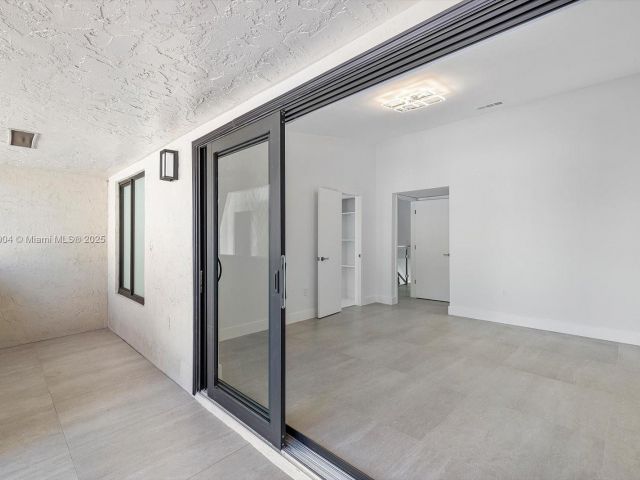 Продажа дома по адресу 16449 NE 26th Ave 16 - фото 6069660